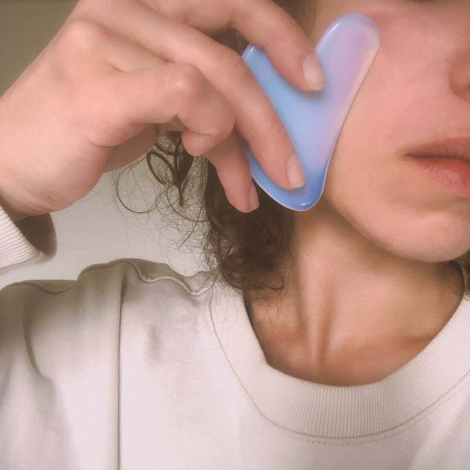 Opalitowy roller do twarzy i płytka gua sha